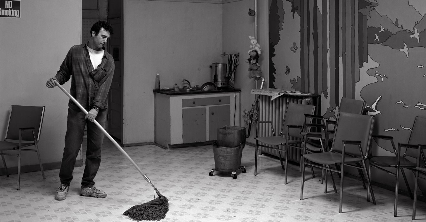 Abitare il contemporaneo: Jeff Wall e altri 10 artisti in mostra a Bologna