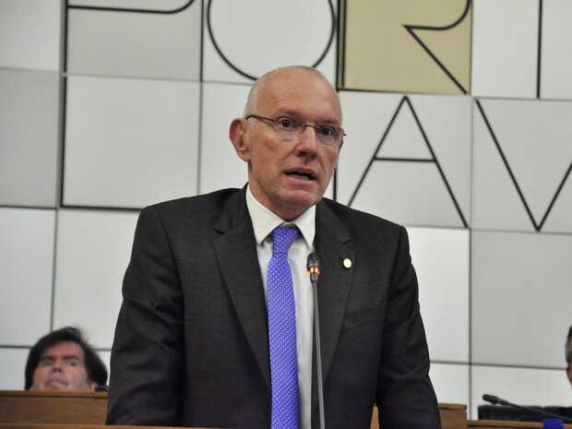 Chi è Renzo Testolin, eletto presidente della Regione Val D'Aosta: il consulente finanziario in consiglio da 12 anni. Ecco la sua giunta