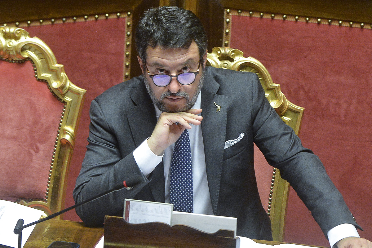 Comizio a Bari, Salvini duro sugli immigrati: “Chi non rispetta l’Italia via dalle palle”