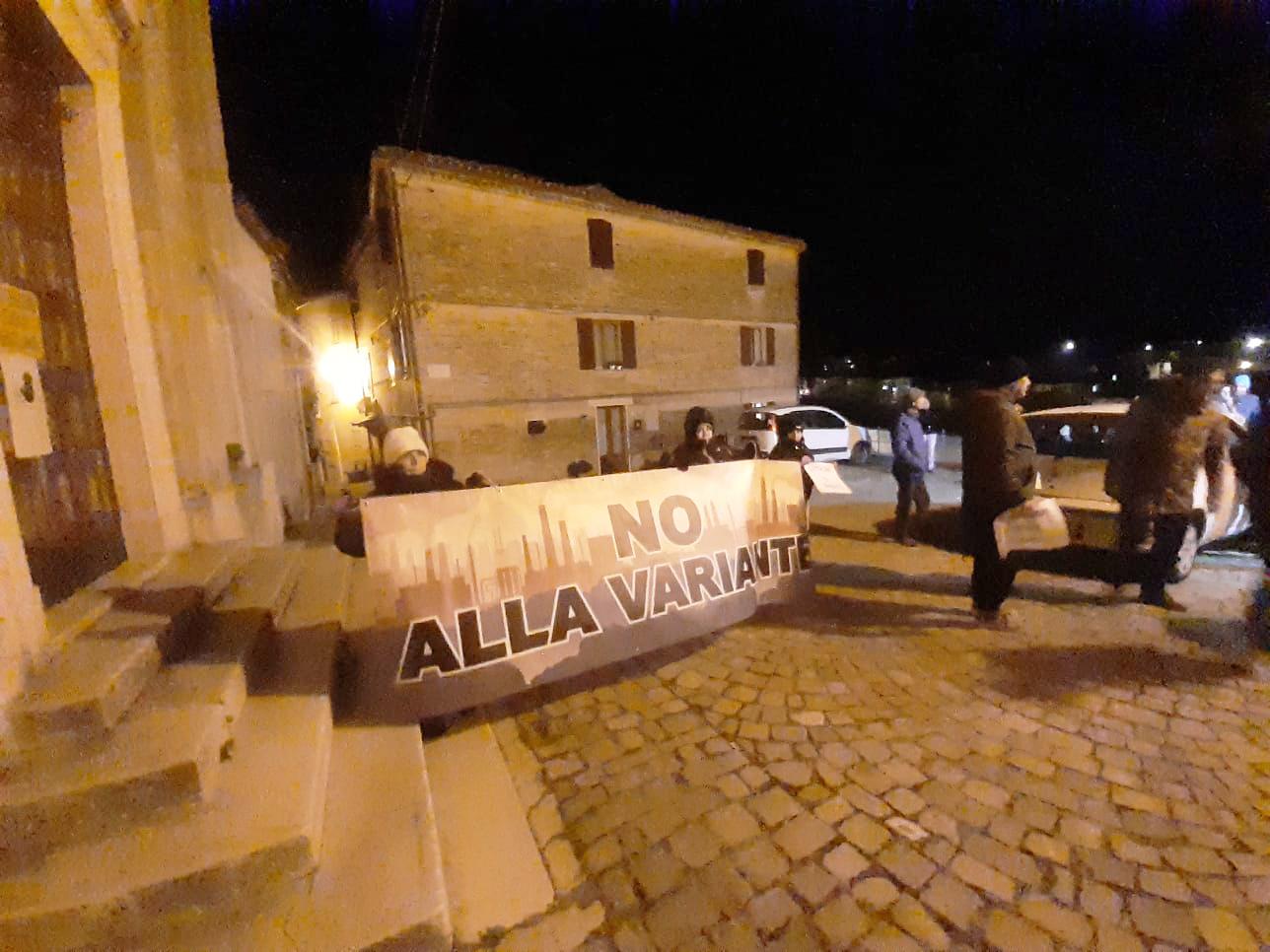 Cori e fischi di contestazione contro la variante di via Cerquelle