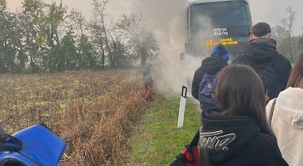 Esce fumo dall'autobus pieno di studenti, l'autista se ne accorge in tempo e fa evacuare il mezzo