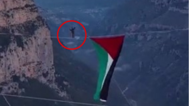 I funamboli e la bandiera della Palestina sospesa a 850 metri nel vuoto: il video dell'impresa sportiva nel segno della solidarietà