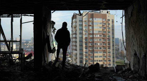 Kiev, maxi-attacco russo: fiamme e macerie. Pioggia di missili e droni, 4 morti