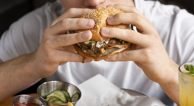 Mangia un hamburger intero per una sfida con gli amici e sviene, 22enne in fin di vita: «Ha gli organi distrutti. Non ha respirato per 2 minuti»