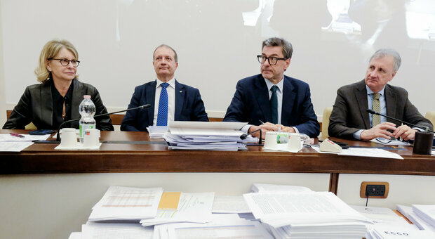 Manovra, l'Upb stronca il taglio Irpef: 408 euro in più a dirigenti, 23 a operai. Giorgetti: «Tuteliamo i redditi medi»