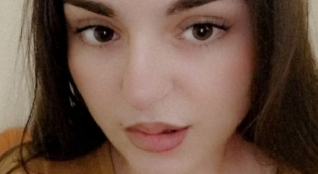 Noemi Riccardi, uccisa a 23 anni dal fratello. Lui ha videochiamato la madre per mostrarle il corpo. La telefonata al 112: «L'ho accoltellata»