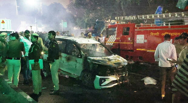 Nuova Delhi, auto esplode vicino al Forte Rosso: almeno 8 morti. «Nessuna ipotesi esclusa». Panico in strada