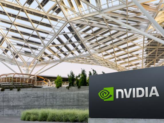 Nvidia, anche Peter Thiel vende le azioni (dopo Softbank): cresce l’allarme bolla, cosa succede ai big dell’Ai