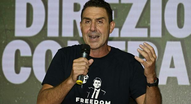 Roberto Vannacci, dai post sul fascismo alla foto con la cernia: chi è il generale che ha scalato la Lega