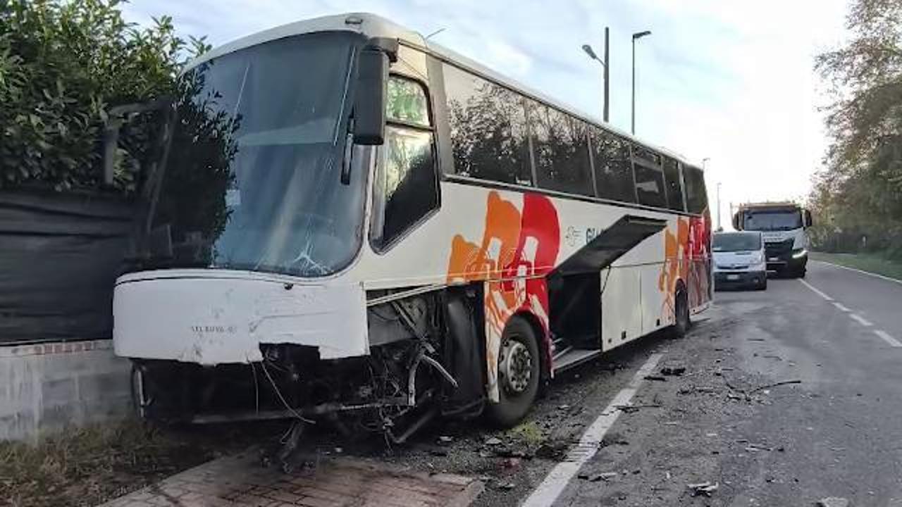 Scontro tra un'auto e un bus scolastico nel Torinese, un morto e 20 feriti