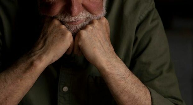 Si amputa un dito col coltello da cucina, poi la bugia in ospedale: «È stato papà». Da anni picchiava l'anziano, arrestato