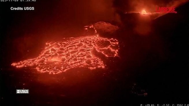Spettacolo di fuoco alle Hawaii, il vulcano Kilauea erutta lava dal suo cratere