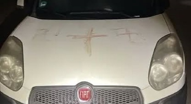 Svastiche dipinte con sangue umano su auto, muri e cassette della posta: «Almeno 50 simboli». La macabra scoperta