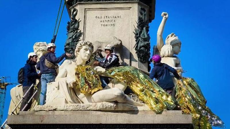 Teli termici sulla statua di Cavour, nuova azione di Extinction Rebellion