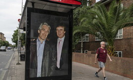 Trump “sapeva delle ragazze”, scrisse Epstein. Cortocircuito nel mondo Maga