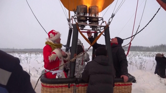 A Mosca la straordinaria competizione di mongolfiere tra la neve e le nuvole