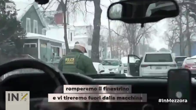 Agenti Ice avvertono i giornalisti della Rai: «Sfondiamo il vetro e vi estraiamo dall'auto»