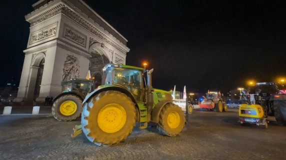 Agricoltori in massa a Parigi con i trattori per opporsi all'intesa UE-Mercosur