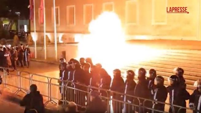 Albania, violenti scontri durante la protesta delle opposizioni: attacchi con molotov contro sedi governative