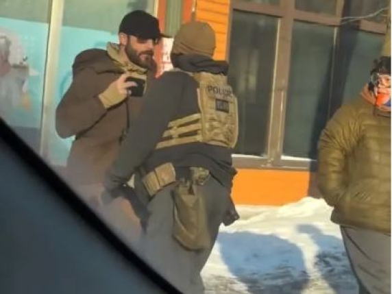 Alex Pretti impugnava un telefono, non un'arma, prima di essere abbattuto dai federali a Minneapolis