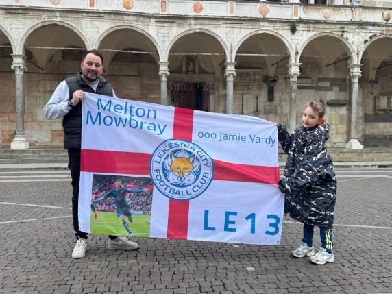 Arlo, 8 anni, da Leicester a Cremona per un incontro speciale con Jamie Vardy che lo porta in campo per mano