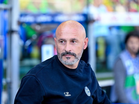 Bologna e Fiorentina in campo: partita confermata nonostante la scomparsa di Comisso e il tributo di Italiano