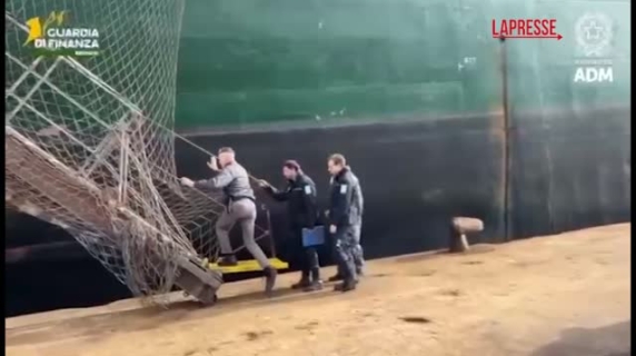 Brindisi, la Gdf confiscata una nave per violazione delle sanzioni contro la Russia