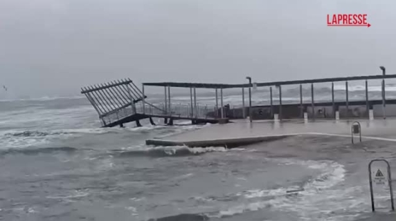 Cagliari: il maltempo devasta il molo di Marina Piccola al Poetto