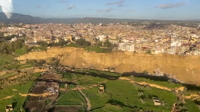 Case a rischio, strade interrotte e la nuova barriera: sorvolo di Niscemi in elicottero