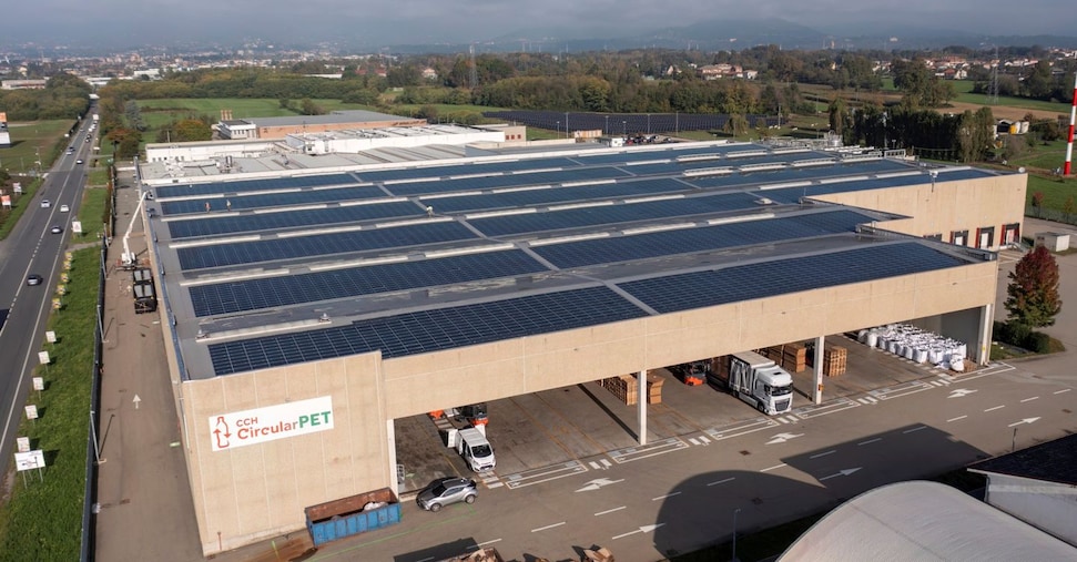 Coca Cola produce 3 miliardi di bottiglie in plastica riciclata nel distretto biellese