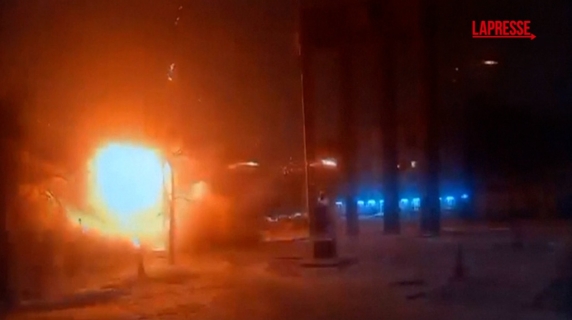 Drone colpisce un'area giochi a Leopoli, ecco il video dell'impatto