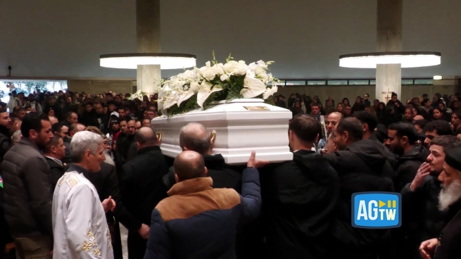 Ecco il feretro di Aba Youssef tra le ovazioni e il dolore dei familiari