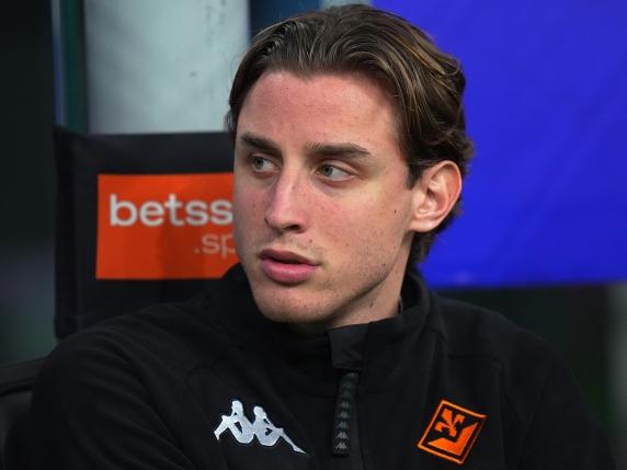 Edoardo Bove firma un contratto di sei mesi in Inghilterra: le ragioni dell'impossibilità di giocare in Italia e le aspettative di rilancio al Watford