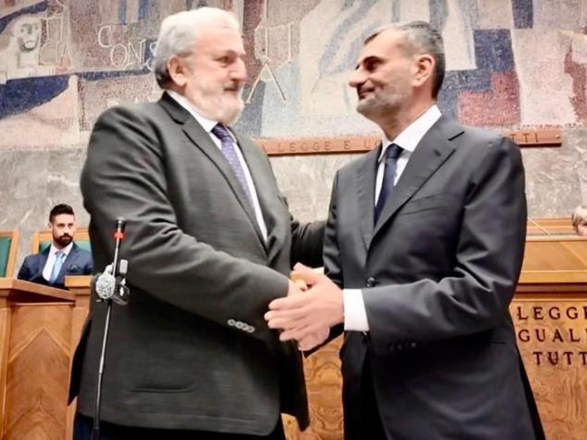 Emiliano escluso dalla giunta regionale Puglia, Decaro lo designa consigliere a 130 mila euro annui, ex governatore infuriato ma accetta