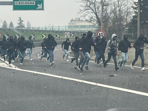Fermati i viaggi per i tifosi di Fiorentina e Roma dopo gli scontri in autostrada fino alla conclusione della stagione