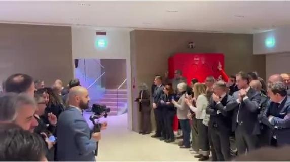 Fiaccola delle Olimpiadi Milano-Cortina trasferita al Presidente della Camera Lorenzo Fontana