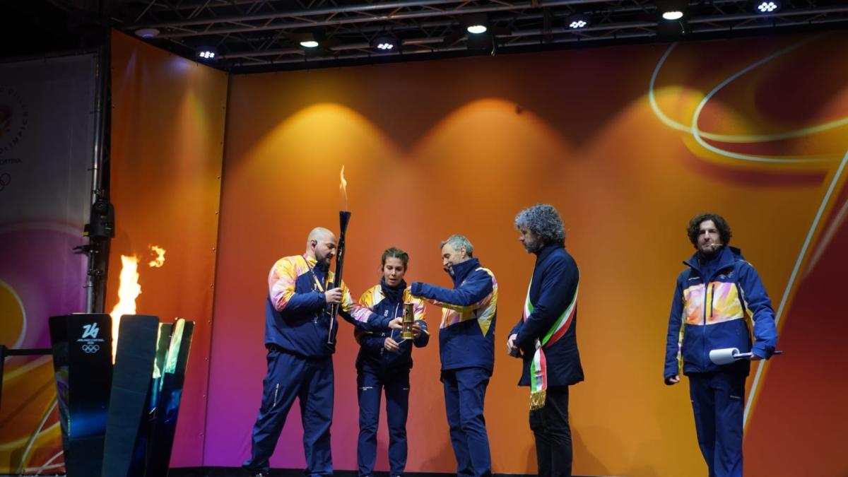 Fiamma olimpica in Veneto per i Giochi Milano-Cortina e il gesto simbolico delle torce sotto il balcone di Giulietta per un messaggio di pace