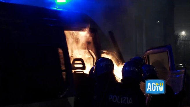 Fiamme su un blindato della Polizia durante gli scontri a Torino