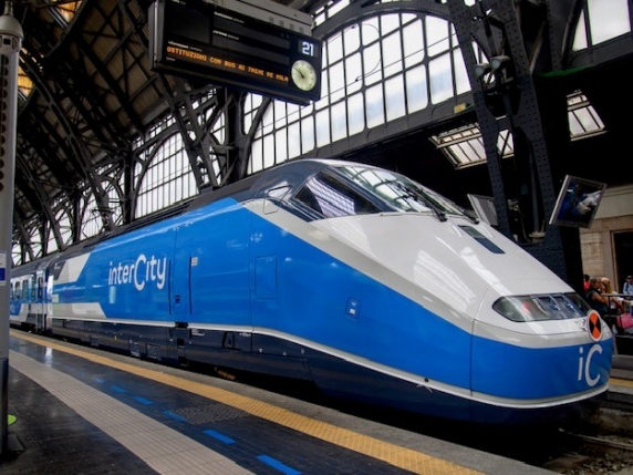 Fs lancia una nuova società statale per i treni: avviata la competizione per i servizi ferroviari Intercity