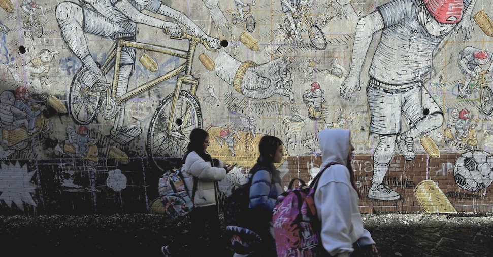 Giovani occupati e privi di attività sportive: un'analisi della mancanza di opportunità educative a Napoli