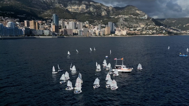 Giovani velisti in competizione alla Monaco Optimist Team Race dello Yacht Club de Monaco