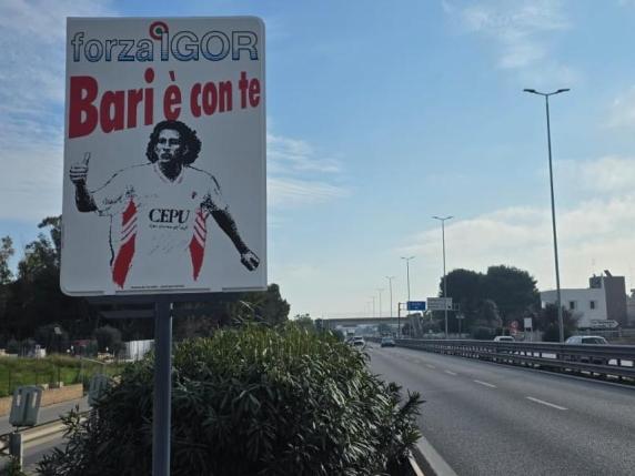Igor Protti lotta contro il cancro, il gesto d'affetto dei tifosi del Bari con messaggi di supporto sui cartelloni della tangenziale