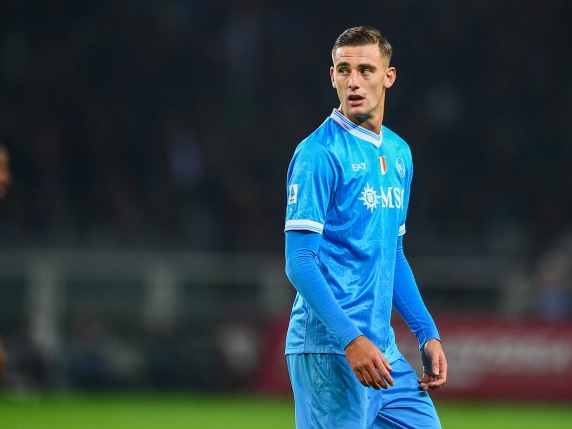 Il Napoli affronta problemi in attacco e rivede le strategie di mercato: ricerca di un attaccante a costo zero