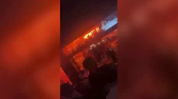 Il filmato della fuga dal «Constellation»: la donna che abbandona il locale potrebbe essere Jessica Moretti