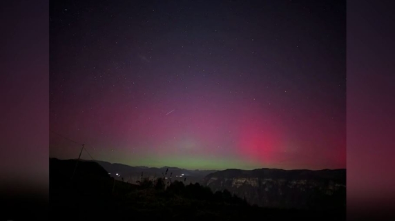 Il magico spettacolo dell'aurora boreale nei cieli italiani in timelapse