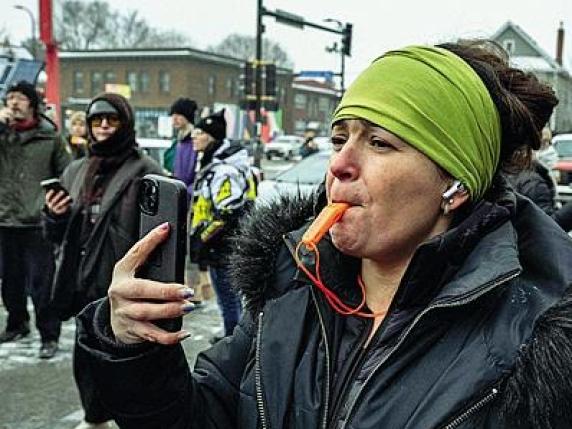 Il ruolo degli arbitri con il fischietto: «Basta con l'Ice a Minneapolis»