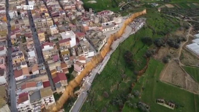 Impressionante frana a Niscemi dall'alto, evacuate mille persone: situazione critica