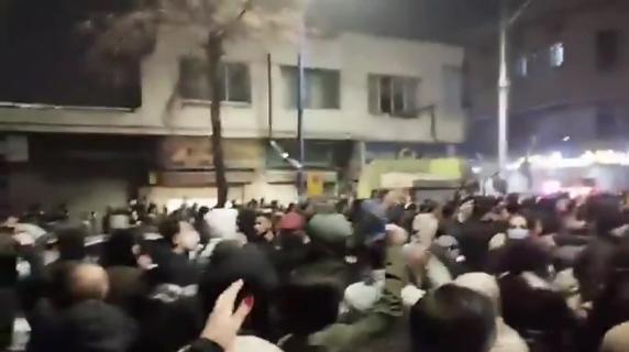 Iran: nuove foto delle manifestazioni. La gente invade le strade