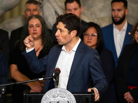 Jacob Frey, il sindaco di Minneapolis simbolo del partito Democratico e oppositore di Trump chiede il ritiro degli agenti dell'Ice: quanti altri americani devono morire in strada