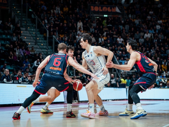 La Fortitudo di PalaDozza supera anche Milano: undicesima vittoria su dodici in casa per i biancoblù